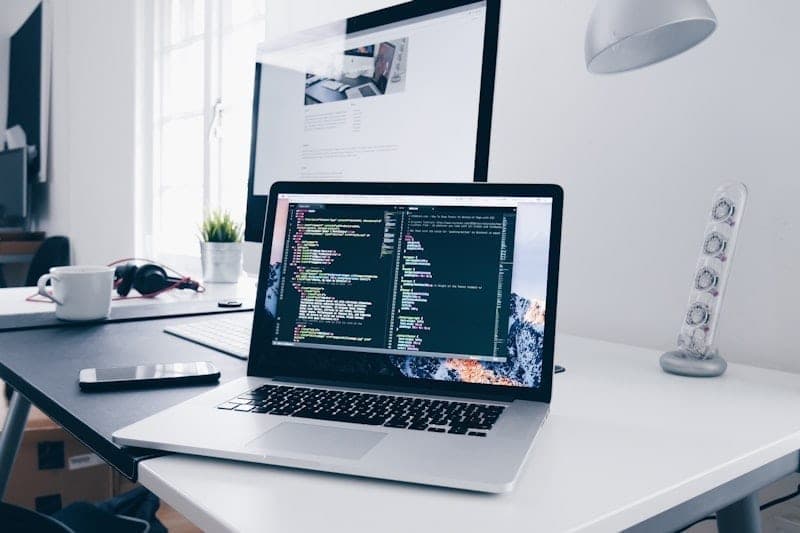 Desenvolvedor programando em um notebook