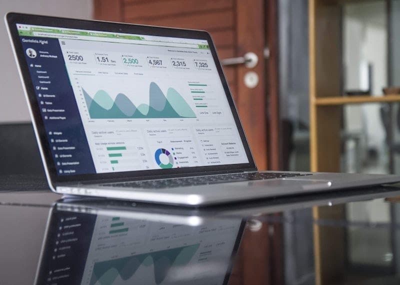 Dashboard e métricas de um site em um notebook